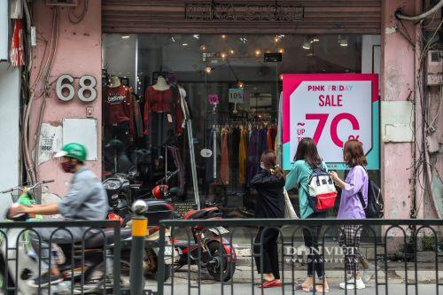 Phố thời trang Hà Nội rợp biển giảm giá 80% dù chưa đến Black Friday
