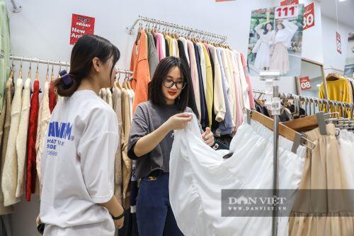 Phố thời trang Hà Nội rợp biển giảm giá 80% dù chưa đến Black Friday