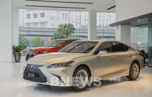 Ra mắt Lexus ES 250 và ES 300h 2021 có nhiều nâng cấp, giá không đổi