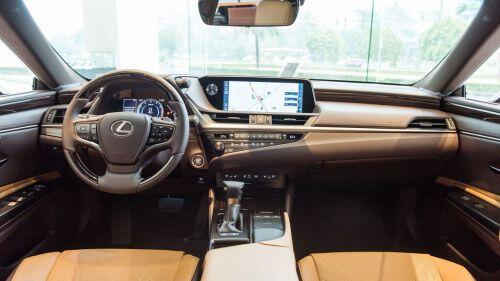 Lexus ES 2021 thêm an toàn, giá không đổi