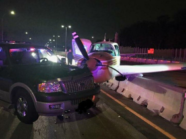 Mỹ: Hạ cánh khẩn cấp xuống đường cao tốc, máy bay đâm trúng xe hơi