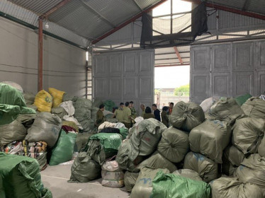 Quảng Ninh tạm giữ lô hàng khủng 28,3 tấn ''quần áo cũ" nghi nhập lậu
