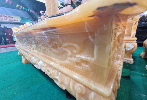 Choáng ngợp bộ bàn ghế ngọc Hoàng Long “đại hạ giá” 1,2 tỷ ở Hà Nội