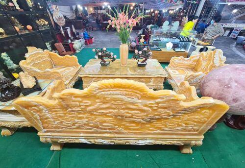 Choáng ngợp bộ bàn ghế ngọc Hoàng Long “đại hạ giá” 1,2 tỷ ở Hà Nội