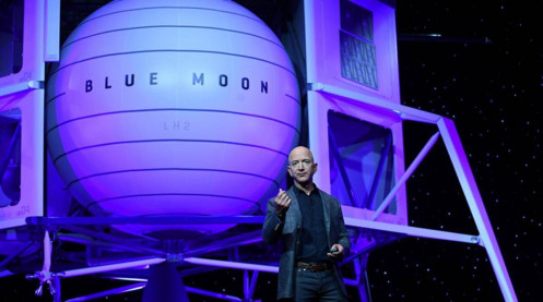 Tỉ phú Bezos tuyên bố sẽ đưa người phụ nữ đầu tiên lên Mặt Trăng