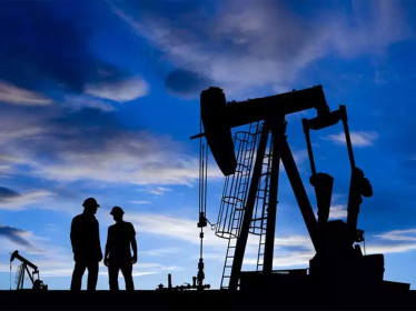 Giá dầu giảm khi dự trữ tại Mỹ tăng vọt