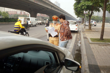 Dán thông báo phạt ‘nguội’ lên ô tô dừng đỗ sai quy định ở Hà Nội