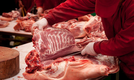 Hàng chục gia đình Trung Quốc bị phạt vì mua thịt lợn dính SARS-CoV-2