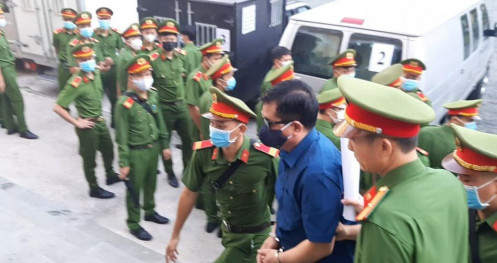 Cảnh sát áp giải cựu Bộ trưởng Đinh La Thăng cùng 18 bị cáo vào tòa