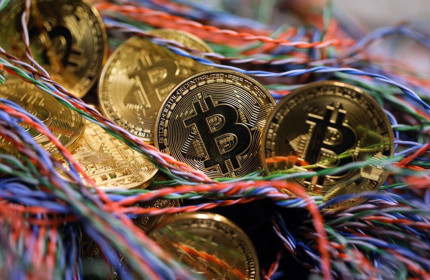 Giá bitcoin ‘bốc đầu’ vượt 23.000 USD