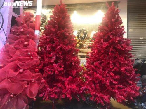 Thị trường Hà Nội rực rỡ mùa Giáng sinh, người mua vẫn thưa thớt