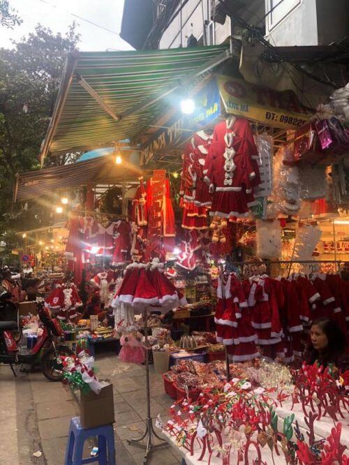 Thị trường Hà Nội rực rỡ mùa Giáng sinh, người mua vẫn thưa thớt