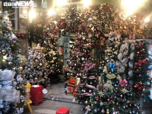 Thị trường Hà Nội rực rỡ mùa Giáng sinh, người mua vẫn thưa thớt