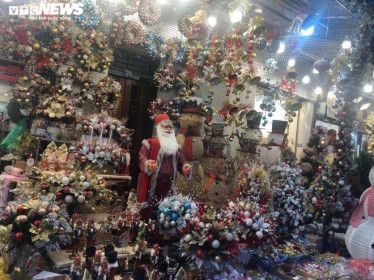 Thị trường Hà Nội rực rỡ mùa Giáng sinh, người mua vẫn thưa thớt