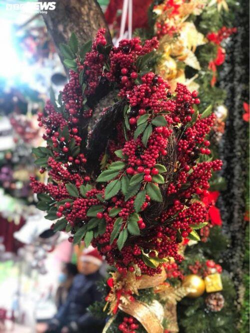 Thị trường Hà Nội rực rỡ mùa Giáng sinh, người mua vẫn thưa thớt
