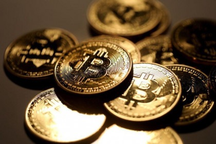 Bitcoin tăng giá điên cuồng: Sau 'đỉnh cao' có còn là 'vực sâu'?