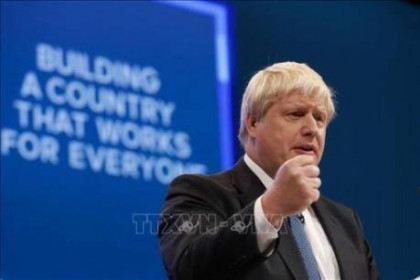 Thủ tướng Anh triệu tập họp đột xuất về biến thể mới của SARS-CoV-2