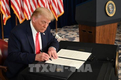 Tổng thống Mỹ ký ban hành luật chi tiêu tạm thời
