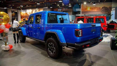 Jeep Gladiator 2021 giá từ 3,2 tỷ đồng có gì?