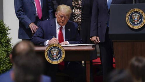 Tổng thống Trump ký dự luật, chính phủ Mỹ thoát cảnh đóng cửa trong gang tấc
