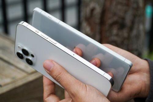 Sony Xperia 1 II đọ dáng iPhone 12 Pro Max: 30 triệu chọn smartphone nào?