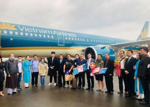 Các hãng hàng không chào đón các vị khách đầu tiên trong năm mới
