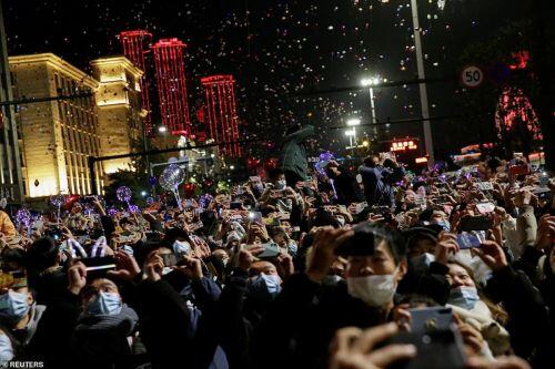 Cảnh tượng đón năm mới 2021 ở Vũ Hán – thành phố từng là tâm dịch Covid-19 của thế giới