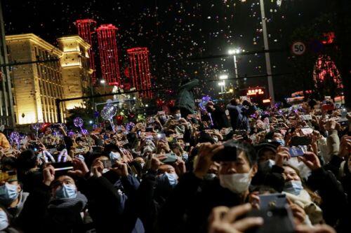 "Nghẹt thở" cảnh người Vũ Hán xuống đường đón năm mới