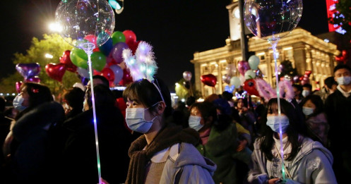 "Nghẹt thở" cảnh người Vũ Hán xuống đường đón năm mới