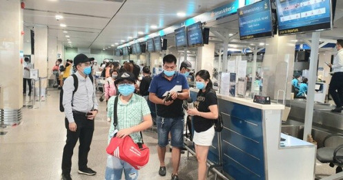 Tết dương lịch: khách bay tăng cao, 'rồng rắn' xếp hàng ở Tân Sơn Nhất