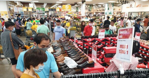 Bùng nổ mua sắm dịp Tết dương, siêu thị 'hứa' khuyến mãi kéo dài