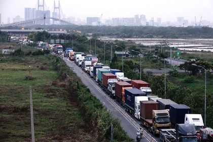 'Vươn' cao tốc tới các cảng