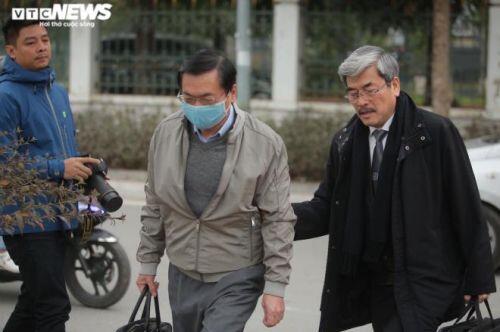 Hình ảnh cựu Bộ trưởng Vũ Huy Hoàng đến phiên tòa xét xử sáng nay