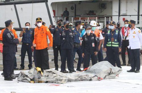Bắt được tín hiệu có thể từ hộp đen của máy bay rơi tại Indonesia