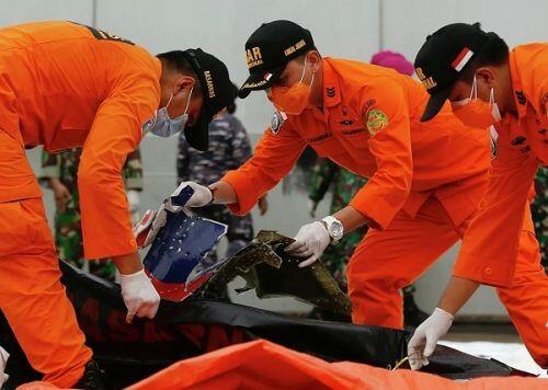 Hoạt động tìm kiếm tại hiện trường vụ rơi máy bay ở Indonesia