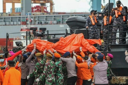 Hoạt động tìm kiếm tại hiện trường vụ rơi máy bay ở Indonesia