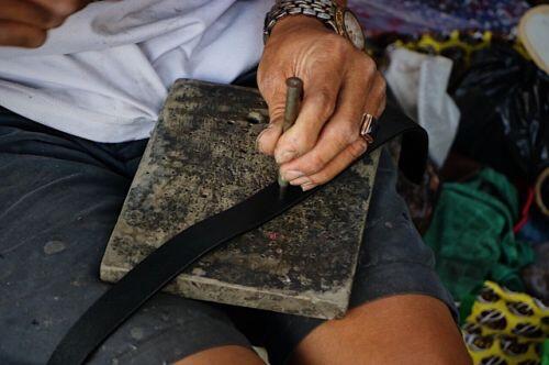 Thợ sửa giày vỉa hè 'tá hỏa' vì tân trang đồ có giá tới... 23.000 USD