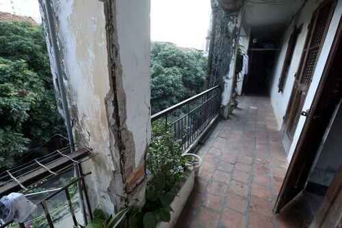 Cận cảnh các khu chung cư cũ, xuống cấp nghiêm trọng tại Hà Nội