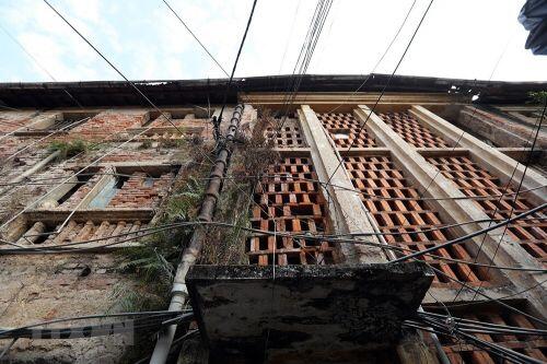 Cận cảnh các khu chung cư cũ, xuống cấp nghiêm trọng tại Hà Nội
