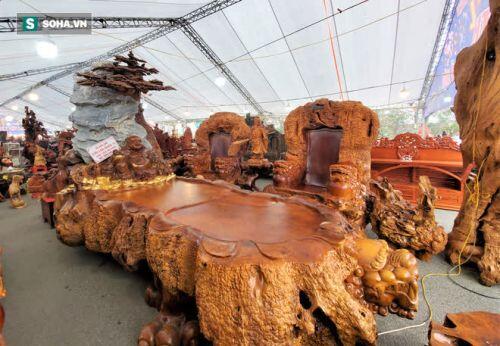Ngắm bộ bàn ghế gỗ nu 'Cửu lân quần tụ' nặng 4 tấn, dát vàng, giá 2,8 tỷ cho đại gia Việt