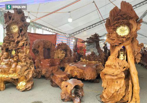 Ngắm bộ bàn ghế gỗ nu 'Cửu lân quần tụ' nặng 4 tấn, dát vàng, giá 2,8 tỷ cho đại gia Việt