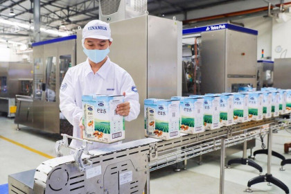 Vinamilk xuất lô hàng lớn gồm sữa hạt và sữa đặc sang Trung Quốc