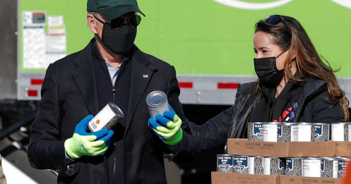 Ông Biden đích thân đóng hộp thực phẩm từ thiện trước ngày nhậm chức