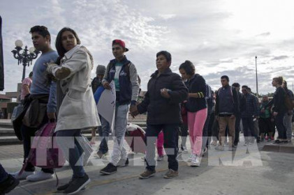 Mỹ ngừng trục xuất người nhập cư trong 100 ngày