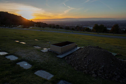 Nghĩa trang lớn nhất Bắc Mỹ quá tải vì bệnh nhân Covid-19 tử vong
