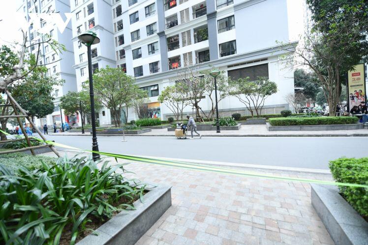 Phong tỏa Tòa T6 Times City (Hà Nội): Nườm nượp cảnh tiếp tế nhu yếu phẩm