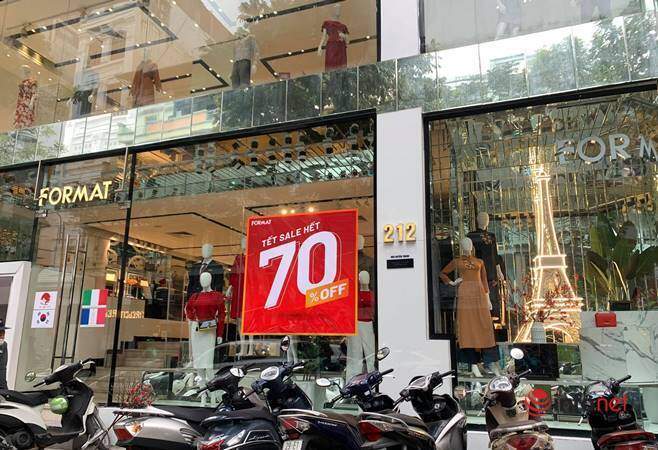 Nhiều hãng thời trang, cửa hàng thi nhau ‘xả hàng’, giảm giá 80%... khách vẫn thờ ơ