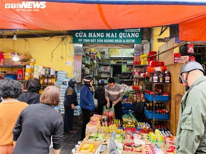COVID-19 bùng phát ở Hà Nội: Hàng Tết bày đầy đường, khách vẫn thờ ơ