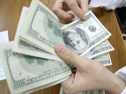 Giá USD hôm nay 3.2.2021: 'Chợ đen' lại tăng vọt