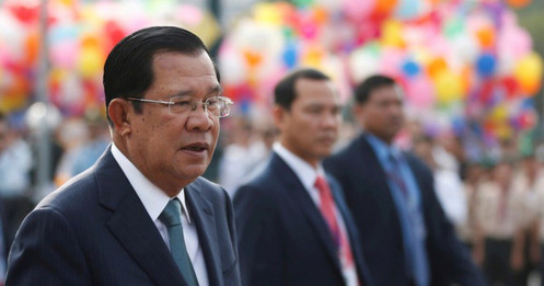 Campuchia nhận 600.000 liều vắc xin Trung Quốc, ông Hun Sen tiêm đầu tiên